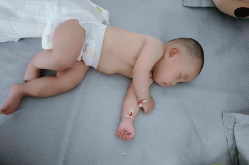 乐山几个月宝宝会抬头